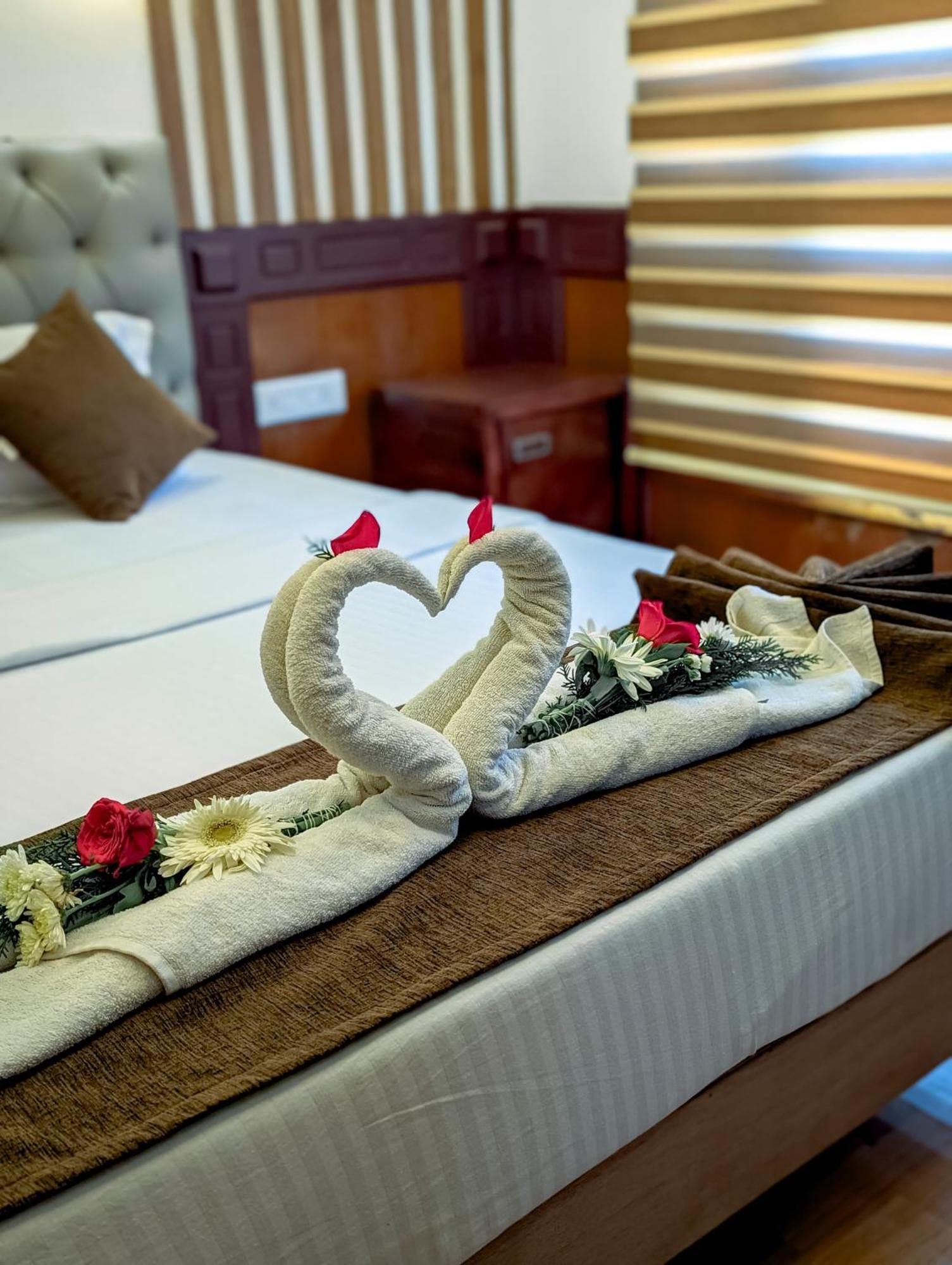 Grand Villa Houseboat Kumarakom Dış mekan fotoğraf